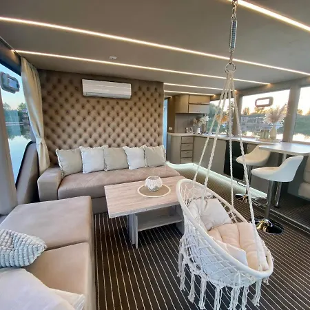 Botel Lieblingsplatz - Schwimmendes Hausboot