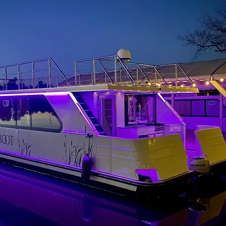 Botel Lieblingsplatz - Schwimmendes Hausboot