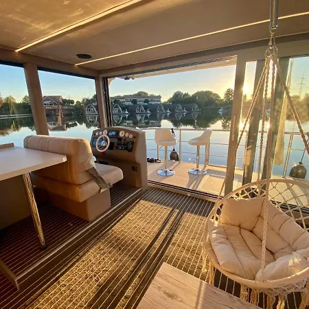 Botel Lieblingsplatz - Schwimmendes Hausboot Parey