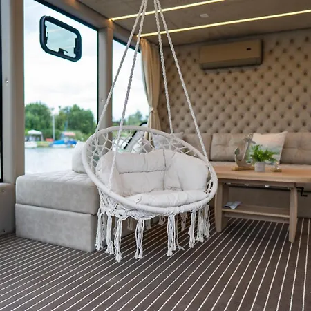 Lieblingsplatz - Schwimmendes Hausboot Botel Elbe-Parey