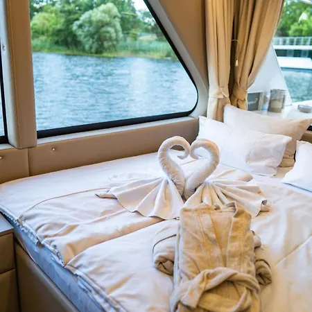 Botel Lieblingsplatz - Schwimmendes Hausboot