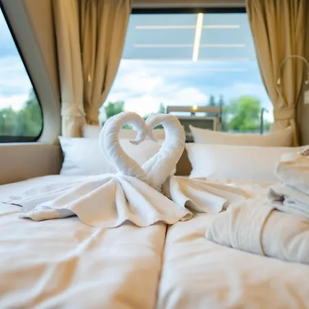 Lieblingsplatz - Schwimmendes Hausboot Botel Elbe-Parey