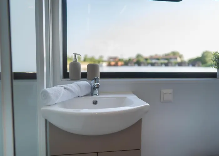 Lieblingsplatz - Schwimmendes Hausboot Båthotell